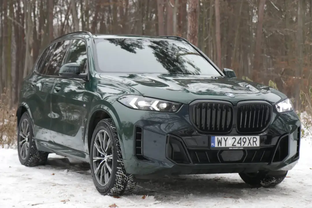 Zielony BMW X5 2025 na śniegu, gotowy na zimowe wyzwania.