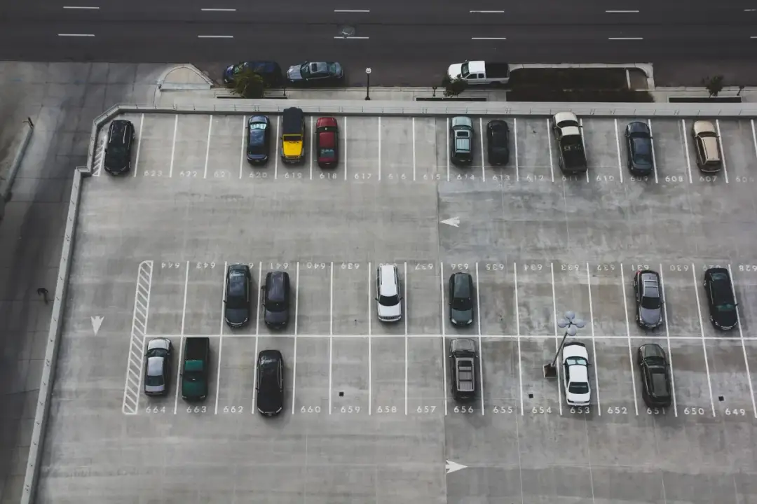 Straż miejska na osiedlu: Mandat za parkowanie kiedy tak, kiedy nie?