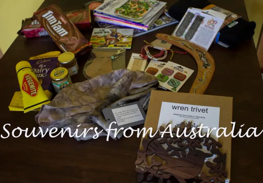 Co przywieźć z Australii? Tim Tams, Vegemite, bumerang, ręcznie robiony szalik i inne pamiątki.