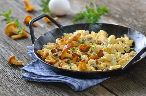 Revuelto de setas y gambas: receta fácil y deliciosa para sorprender