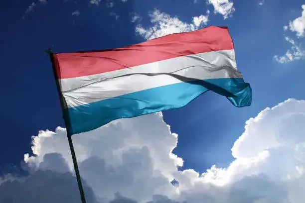 Jak wygląda flaga Luksemburga? Kolory i znaczenie, które zaskakują