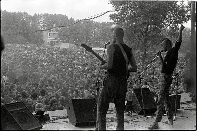 Historia polskiej muzyki punk rock - kultowe zespoły i płyty