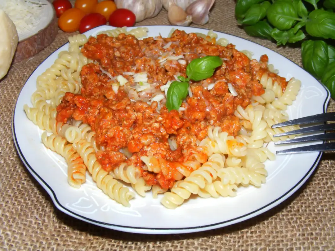 Szybkie spaghetti z cukinią i mięsem mielonym – pyszny przepis na obiad