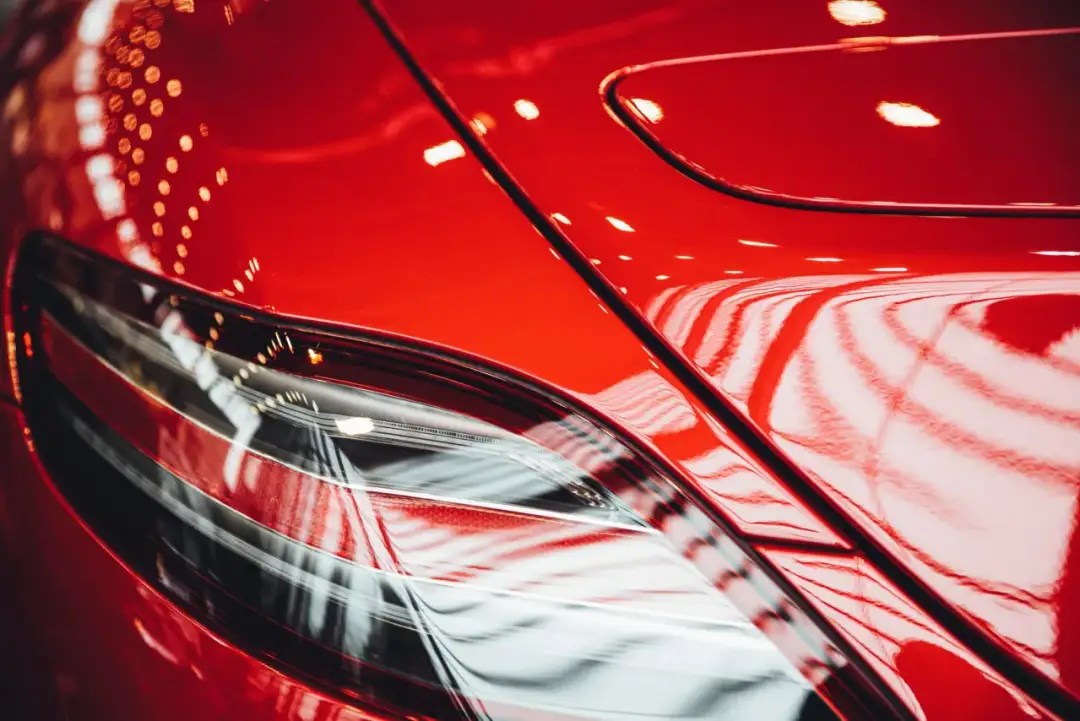 Ile schnie ceramika na aucie? Sprawdź, zanim wyjedziesz na drogę