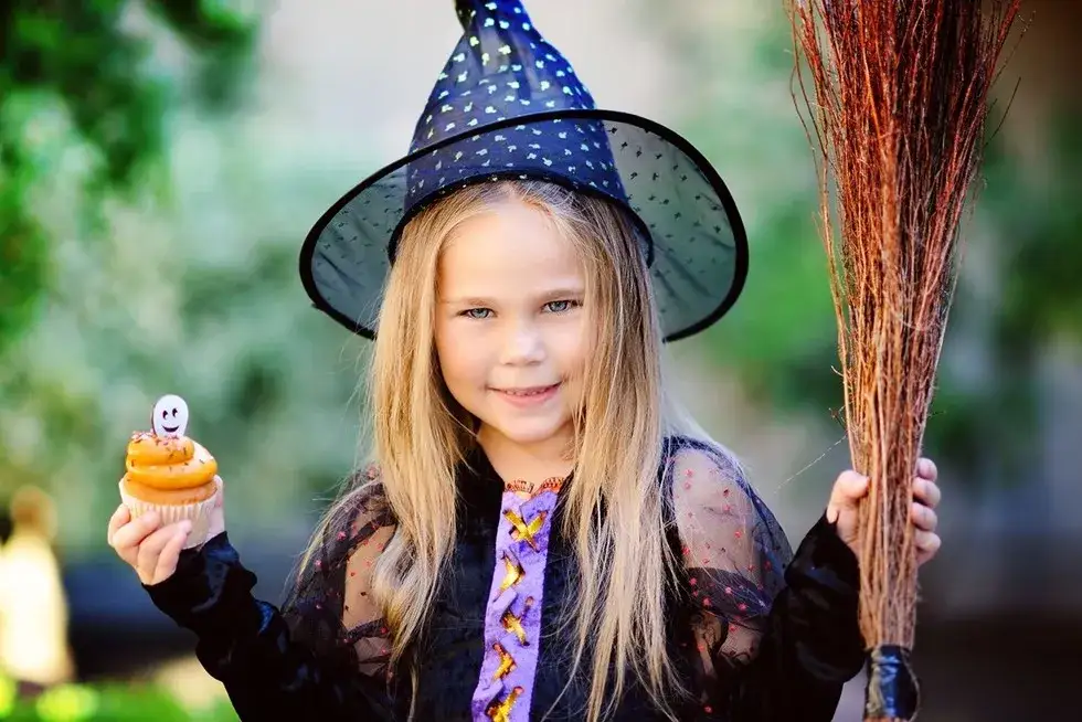 Jak zrobić strój czarownicy łatwo i tanio – kreatywne pomysły na Halloween