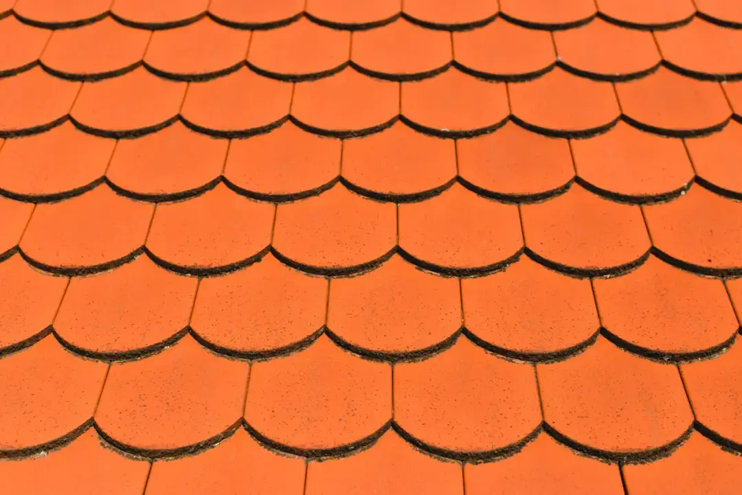 Ile dachówki karpiówki na m²? Oblicz precyzyjnie!
