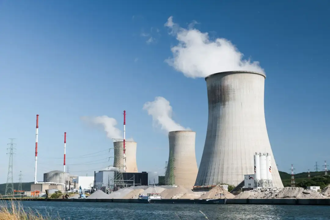 Ile uranu zużywa elektrownia atomowa? Wydajność, której nie znasz.