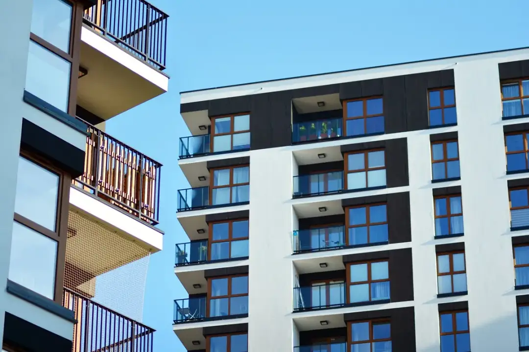 Loggia a balkon - poznaj kluczowe różnice i wybierz mądrze
