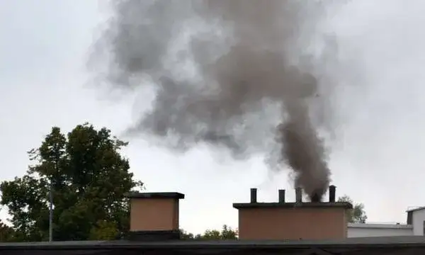 Jaki dym powinien lecieć z komina? Poznaj niebezpieczne kolory dymu