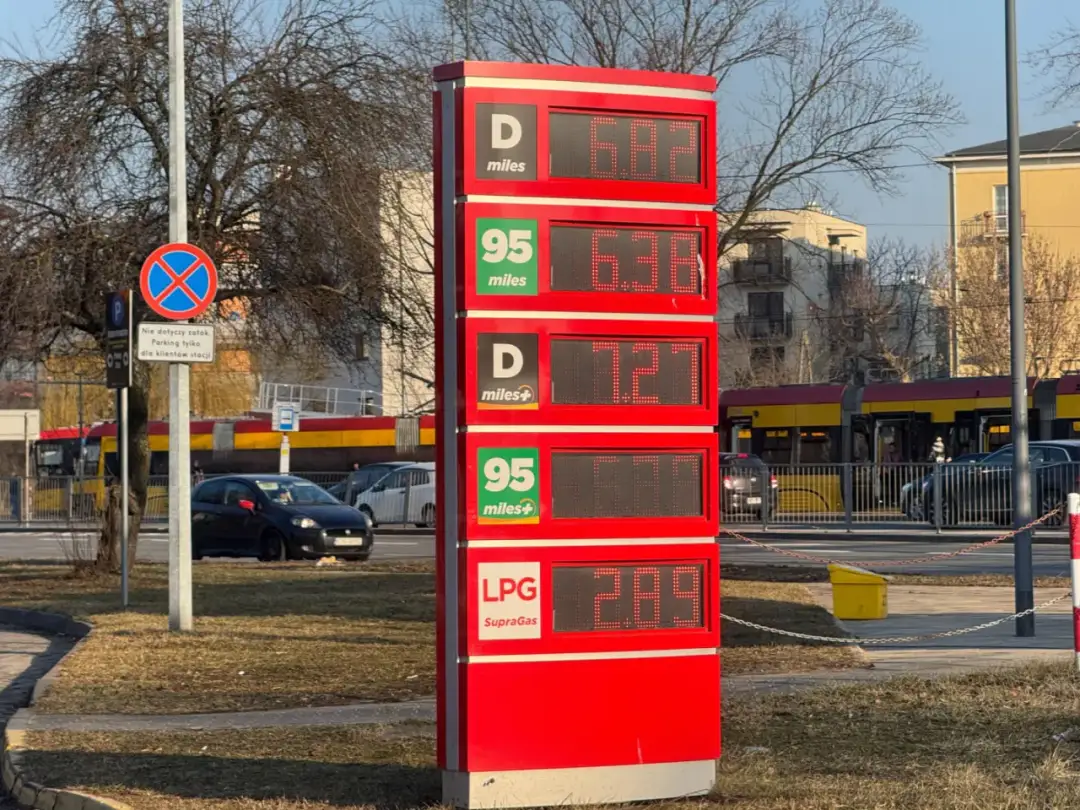 Cena paliwa na dystrybutorze: Diesel 6.87, 95 6.38, Diesel+ 7.27, 95+ 6.99, LPG 2.89. Zastanawiasz się, ile kosztuje wybudowanie stacji benzynowej?