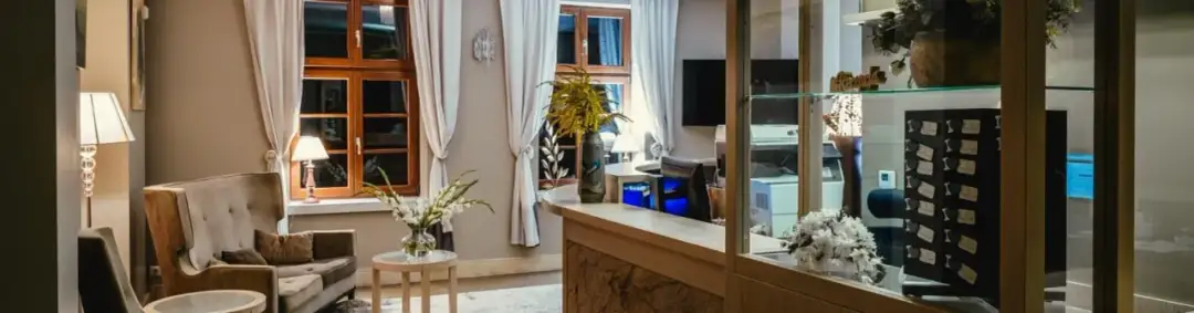 Czy można wynająć pokój w hotelu nie mając 18 lat? Oto ważne informacje