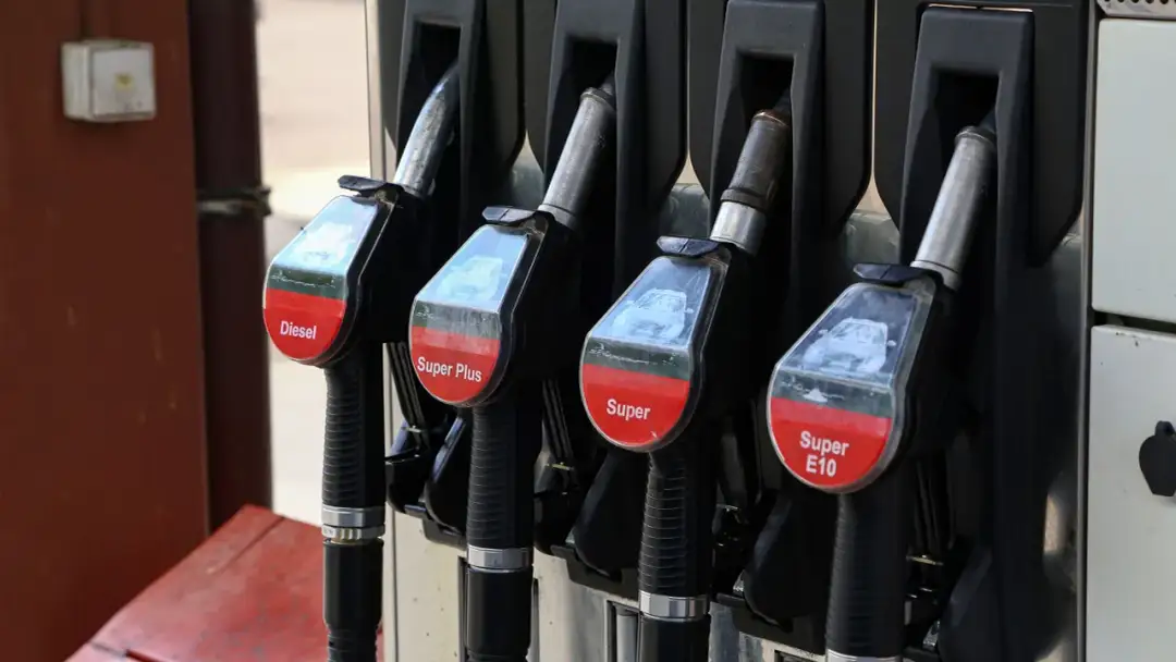 Kraftstoff sparen: 10 einfache Tipps für weniger Kosten beim Fahren
