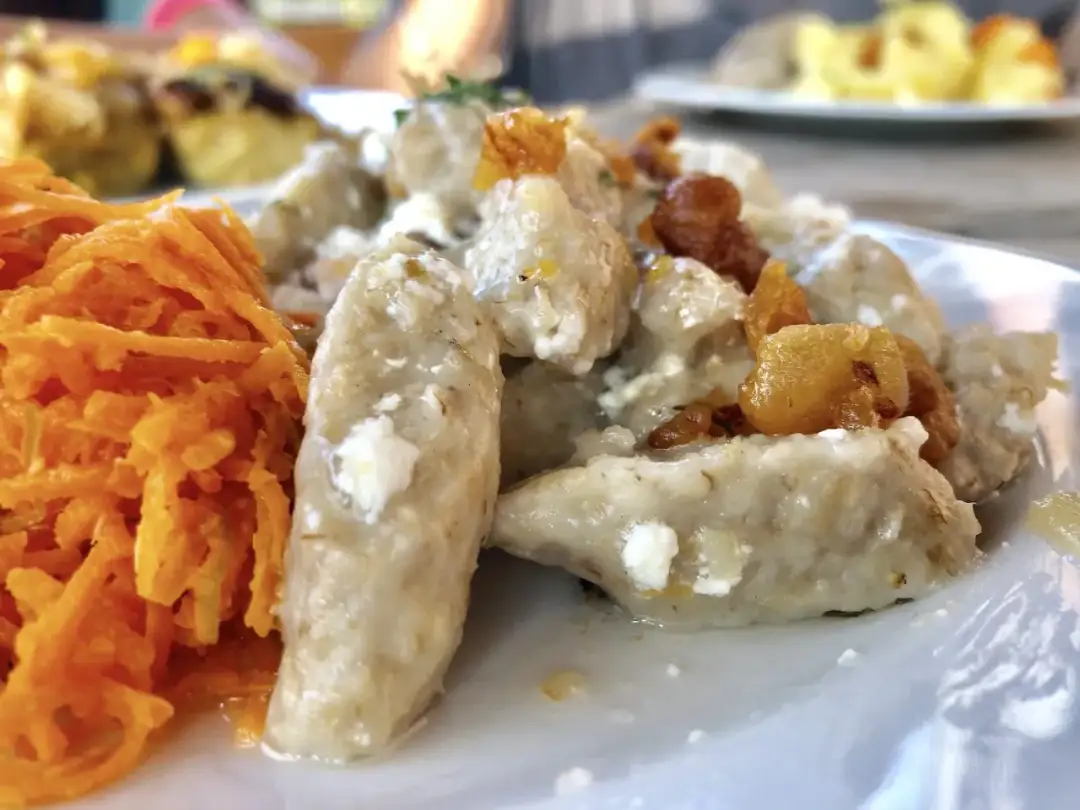 Gdzie zjeść w Ustrzykach Dolnych? Polecane restauracje i smaki