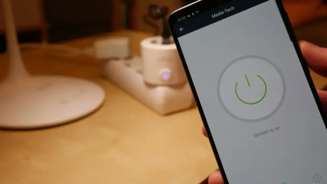 Sterowanie gniazdkiem smart za pomocą aplikacji Hykker Smart Home. Wtyczka jest włączona.
