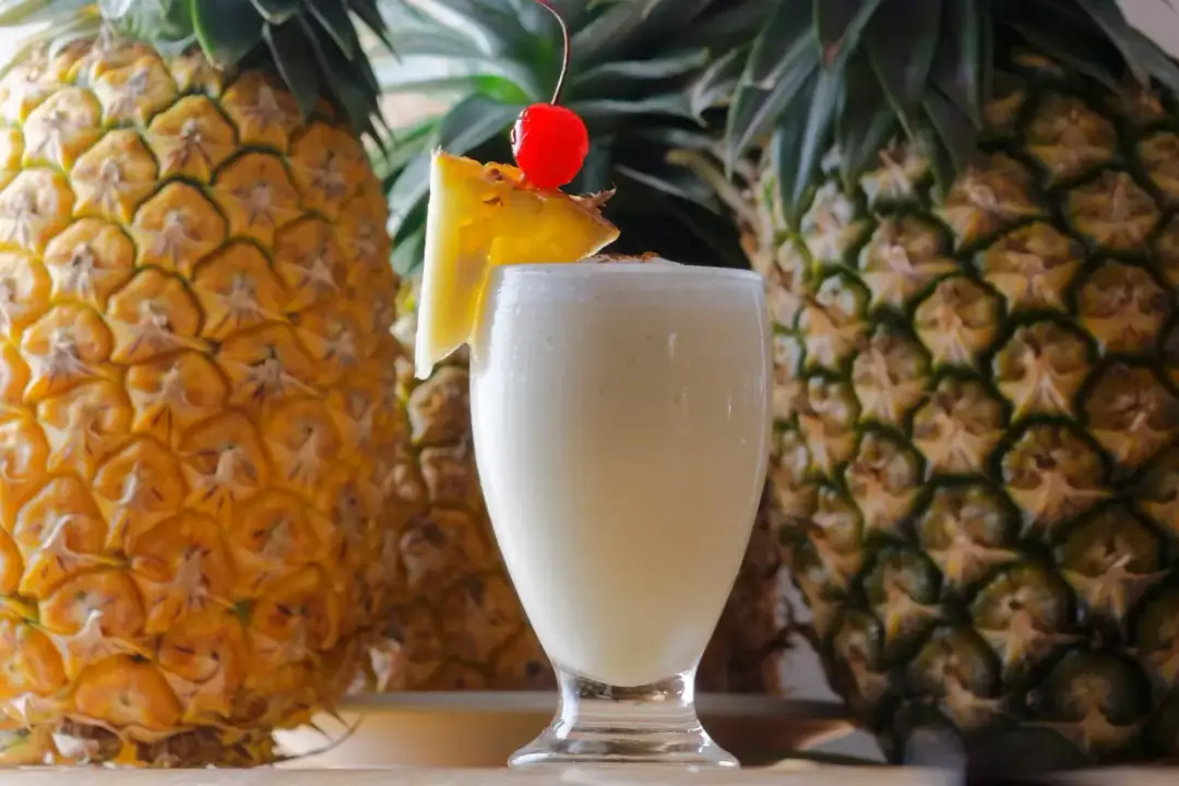 Pyszne drinki z ananasem i kokosem, które zaskoczą Twoich gości