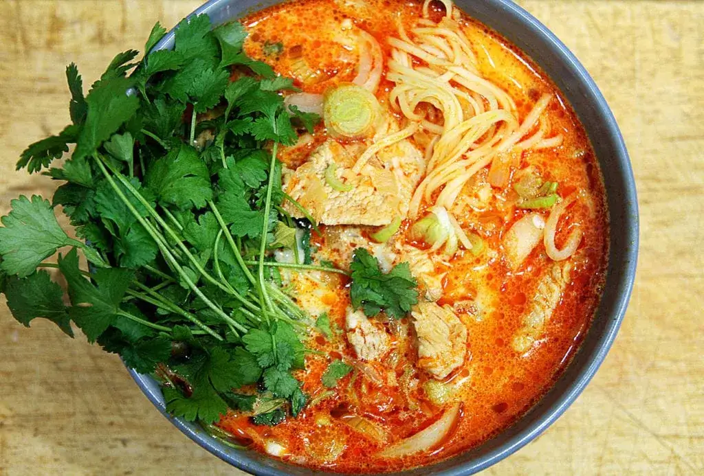 Dania z mlekiem kokosowym: curry, zupy, desery, koktajle