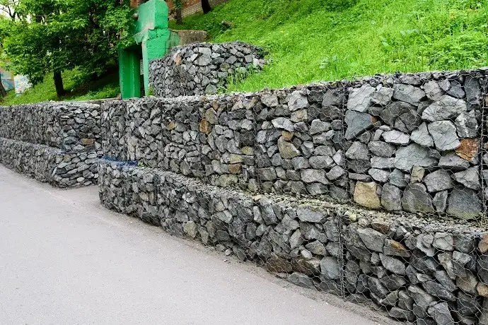 Beton na skarpę: skuteczne metody umocnienia nachylonego terenu