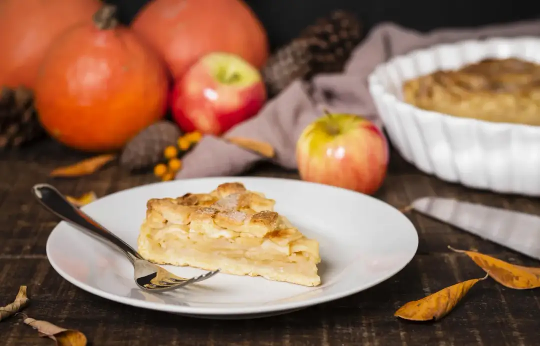 Jak podgrzać szarlotkę w mikrofali, aby nie była gumowata