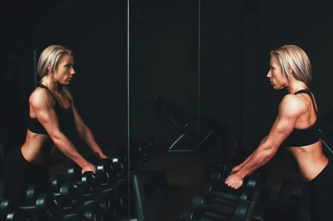 Trening siłowy: Spalaj 300-700 kcal/h i podkręć metabolizm!