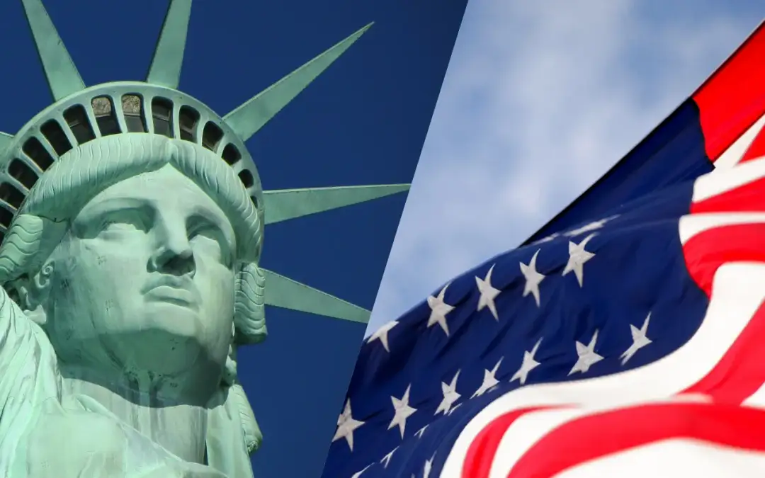 Głowa Statuy Wolności i amerykańska flaga na tle nieba. Zastanawiasz się, ile kosztuje bilet lotniczy do USA?
