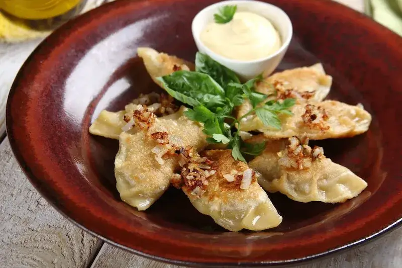 Przepis na wigilijne pierogi z kapustą i grzybami - tradycyjne danie na Wigilię.