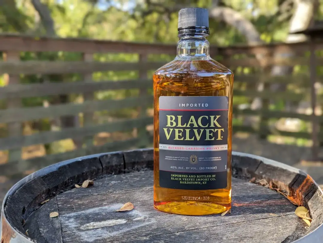 Butelka Black Velvet, kanadyjskiej whisky leżakującej w dębowych beczkach. Co to znaczy black velvet? To gładkość i bogactwo smaku.