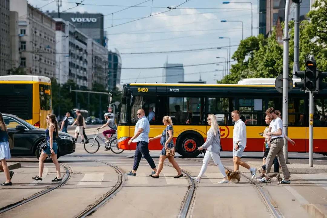 Jak dojechać do sejmu? Sprawdź najlepsze opcje transportu w Warszawie