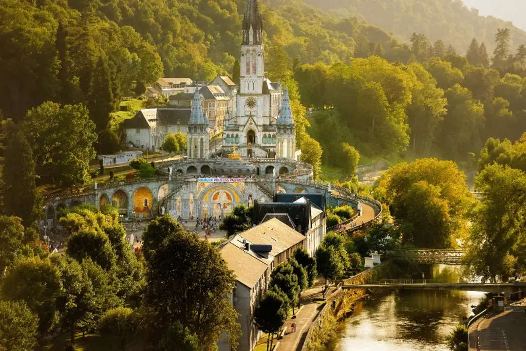 Francuskie Sanktuaria Maryjne: Przewodnik po Lourdes, La Salette i więcej