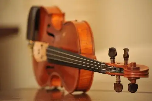Jak założyć struny do skrzypiec: kompletny poradnik konserwacji instrumentu