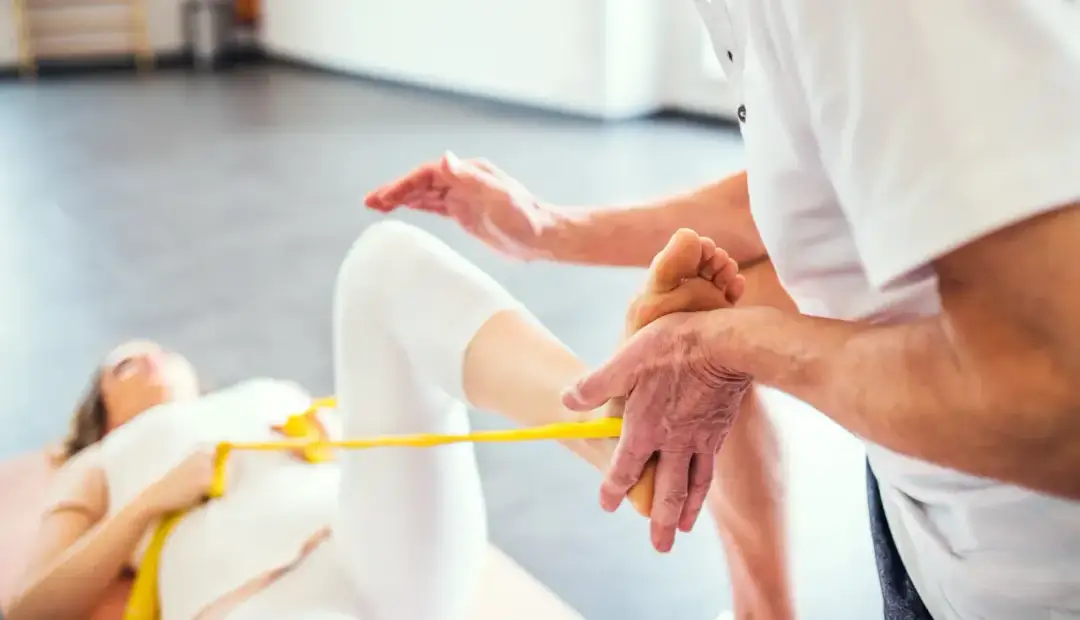 Jak długo trwa rehabilitacja po złamaniu kostki i co wpływa na czas?