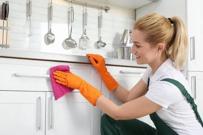 Skuteczne sposoby na to, czym wyczyścić meble kuchenne z tłuszczu