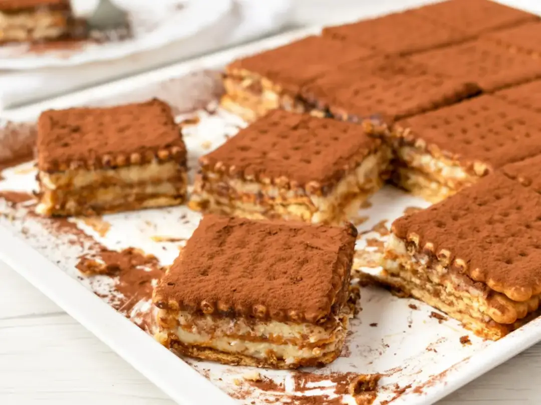Tanie ciasto bez pieczenia z herbatnikami - Jak zrobić je idealnie?