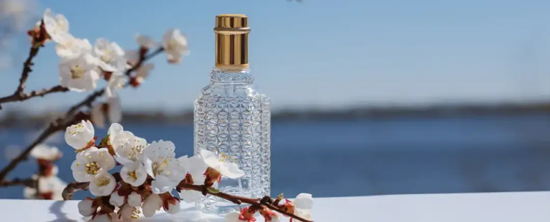 Woda toaletowa czy perfumowana? Która jest trwalsza?