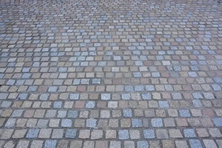 Podjazd beton czy kostka: co wybrać, aby uniknąć problemów?