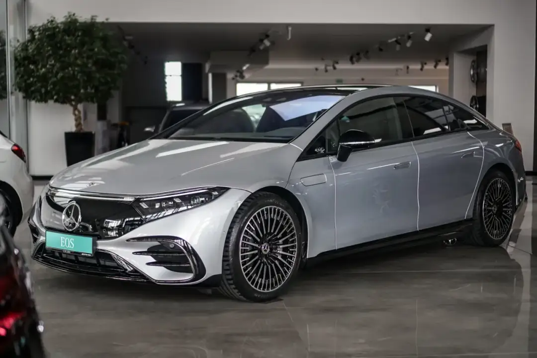 Mercedes EQE - Zasięg 688 km i luksus. Którą wersję wybrać?