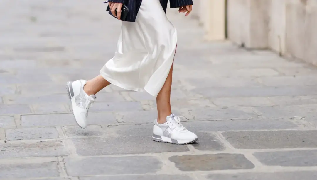 Vestidos con zapatillas - Cómo combinarlos con estilo y sin errores