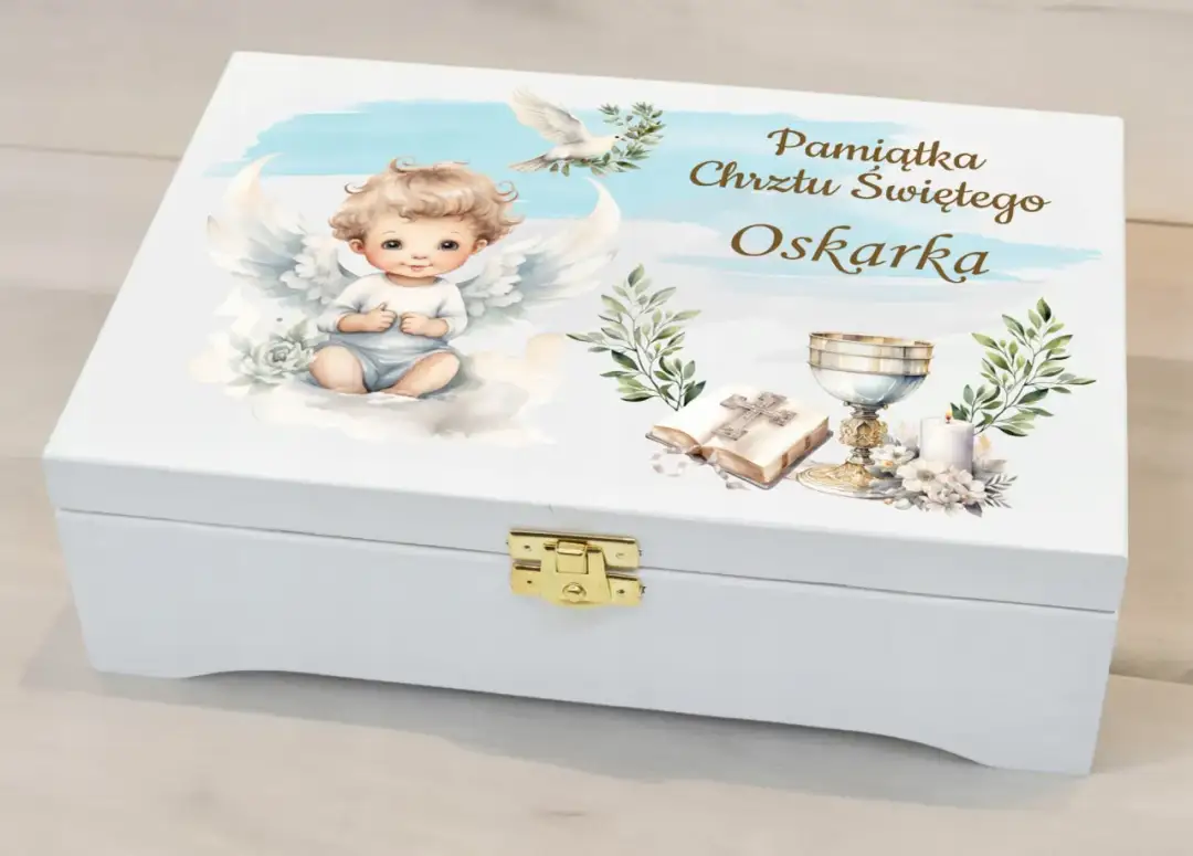 Biała szkatułka z aniołkiem i symbolami chrztu.