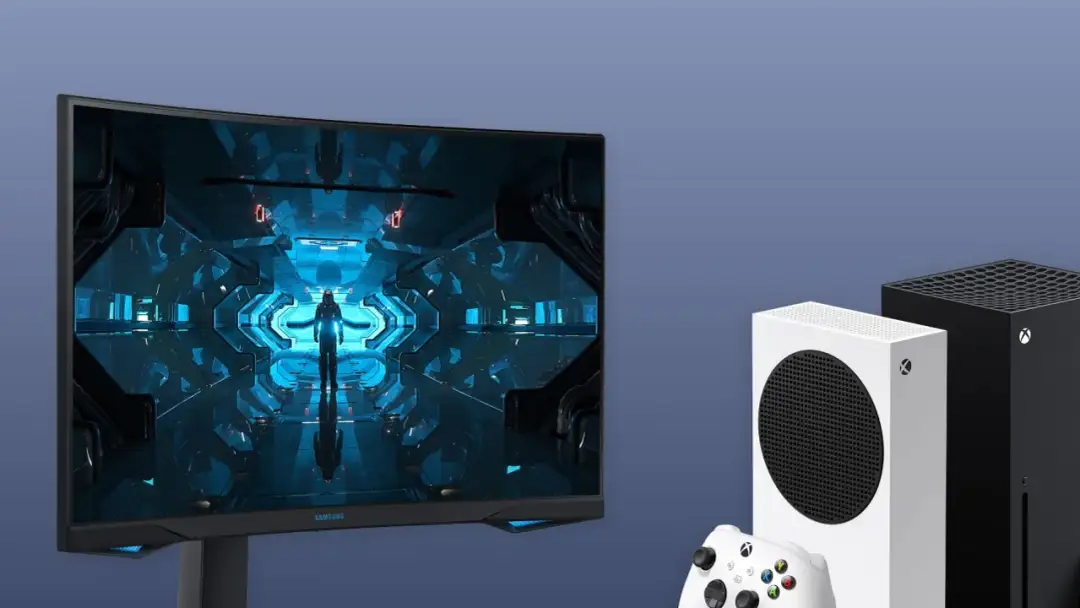 Zakrzywiony monitor gamingowy z grą, obok konsol Xbox Series X/S i kontrolera.