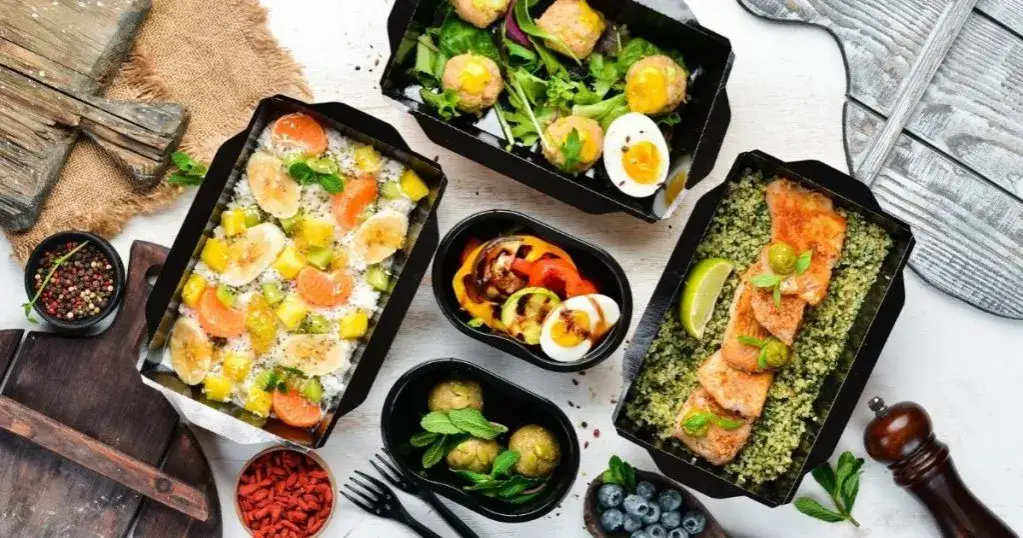 Catering dietetyczny - jak wygląda dostawa i co warto wiedzieć