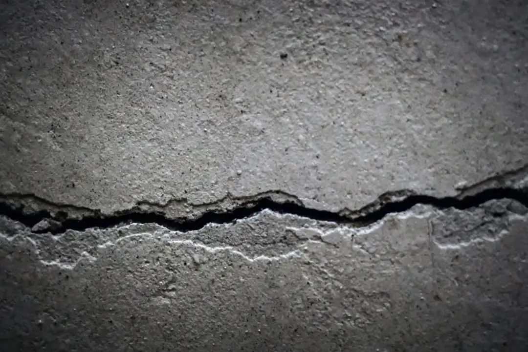 Jak wzmocnić strop betonowy i uniknąć kosztownych napraw?