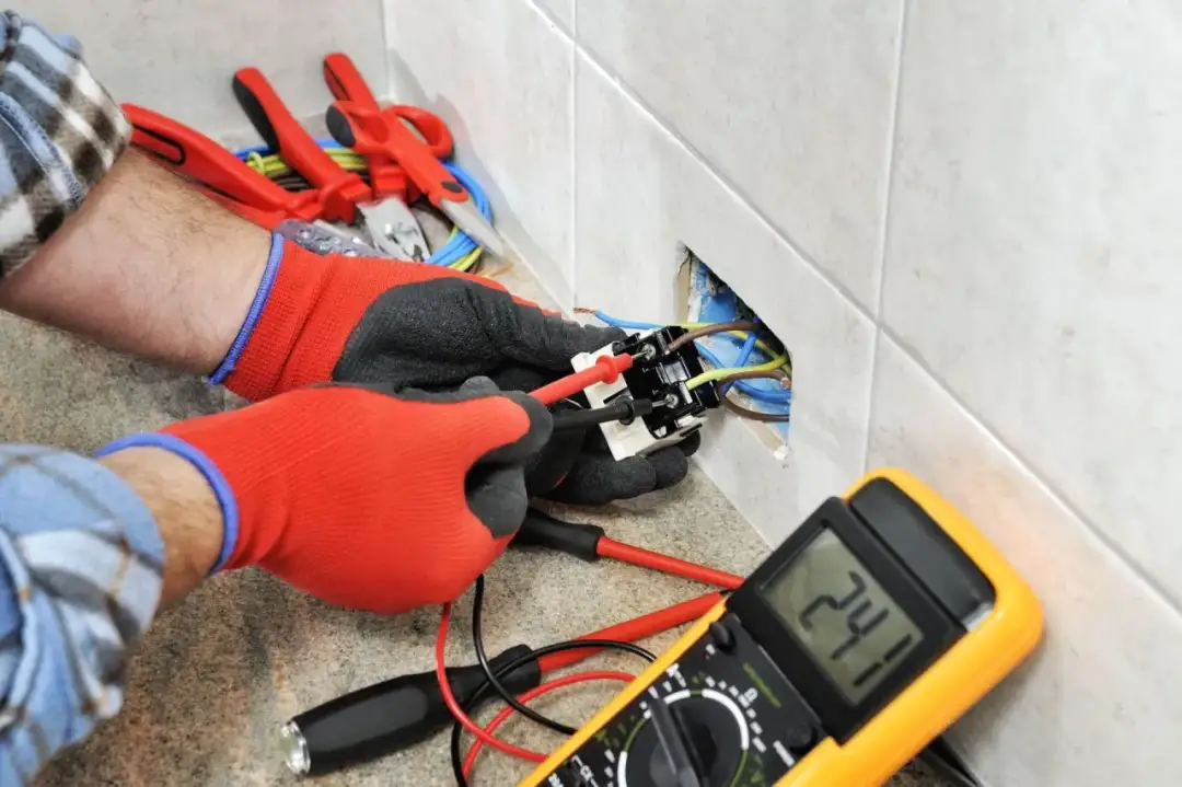 Ile kosztuje położenie elektryki w domu? Sprawdź ukryte wydatki