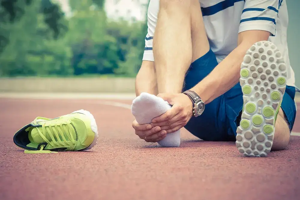 Skręcenie śródstopia jak leczyć: skuteczne metody rehabilitacji i wsparcia