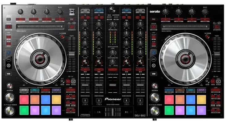 Na czym gra DJ? Kluczowy sprzęt i akcesoria, które musisz znać