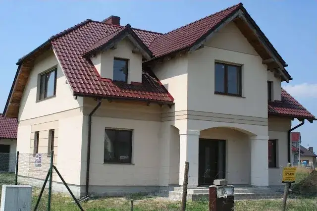 Idealna elewacja do mahoniowych okien - jakie kolory wybrać na dom