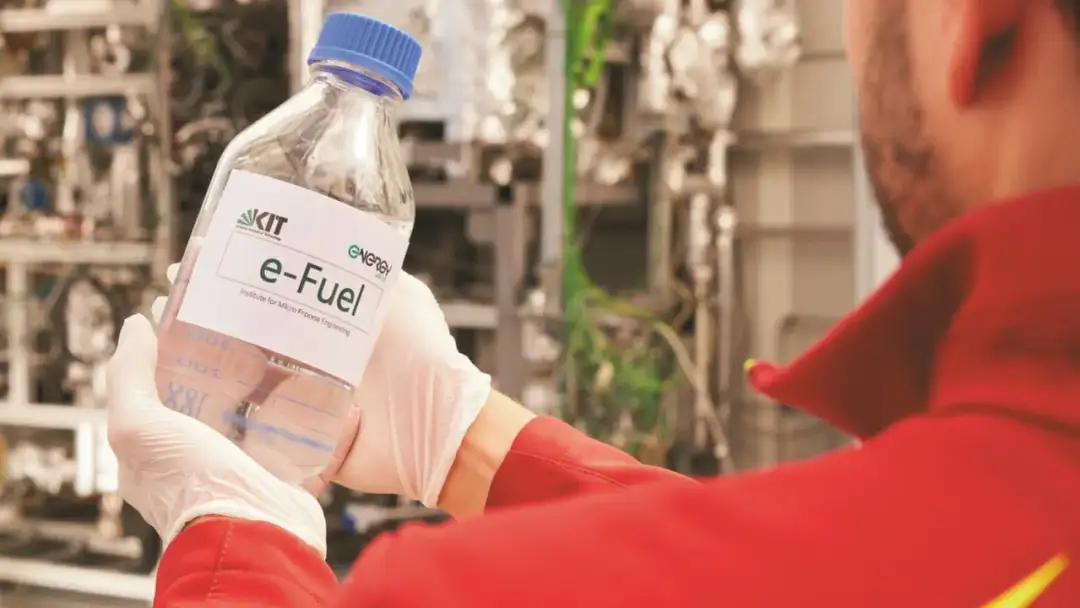 Was ist synthetischer Kraftstoff? Vorteile, Herstellung und Anwendungen