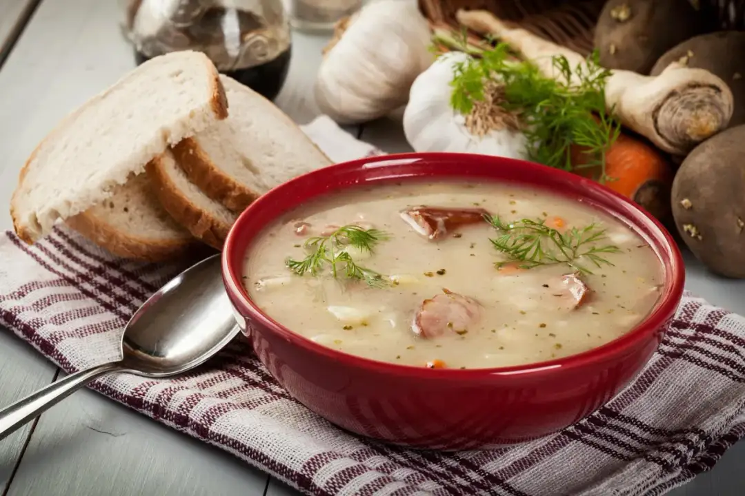 Ile kcal ma żurek? Kaloryczność różnych wariantów tej zupy