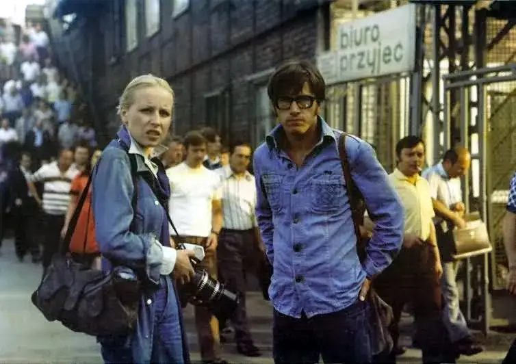 Kultowy plakat filmu Człowiek z marmuru: symbol kina PRL Kultowy plakat filmu Człowiek z marmuru: symbol kina PRL