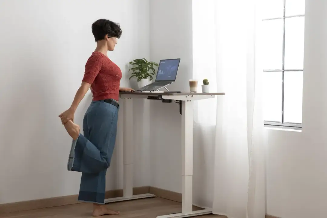 Jak urządzić ergonomiczne miejsce do pracy w domu z biurkiem elektrycznym?