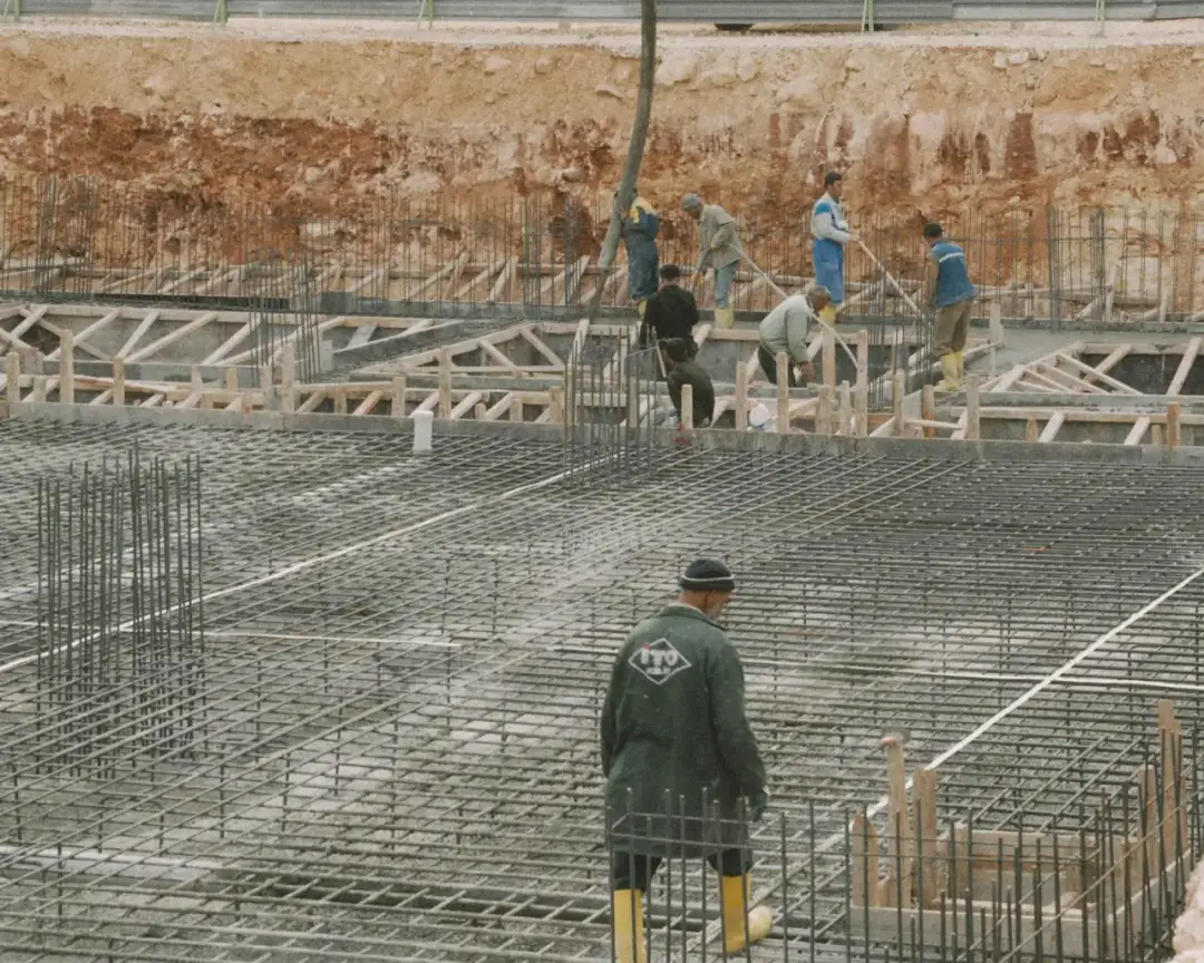 Trwałe zbrojenie, czyli podstawa dla stabilności konstrukcji betonowych – jak wykorzystać detektor zbrojenia do oceny jakości?