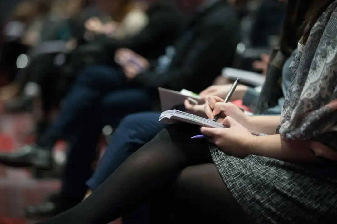 Technika eventowa krok po kroku – jak zaplanować nagłośnienie, oświetlenie i scenę?